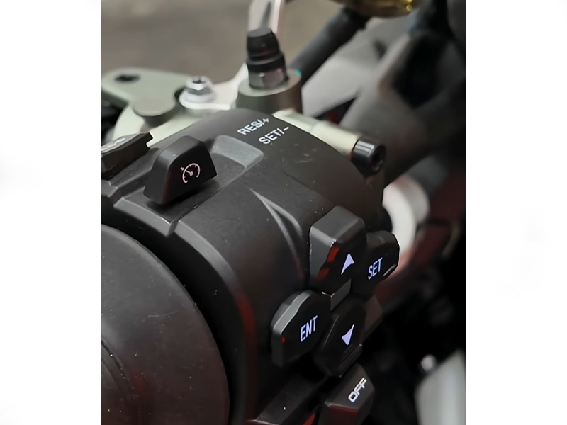 ALT: Funkcje przy kierownicy 
